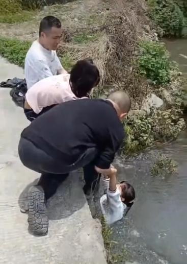 心脏的人看什么都脏！重庆，小女孩不幸落水，鞋子裤子都被冲掉了，两名男子将她救起并