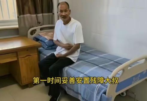 扛20年水泥的大叔，已经回家了，他洗了洗澡，换了一身干净衣服，除了追责那个水泥厂