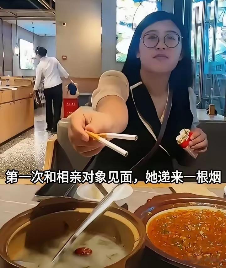 广东一男子分享了他的相亲经历，他经人介绍与一位带眼镜的女子相亲，相亲地点约在了一