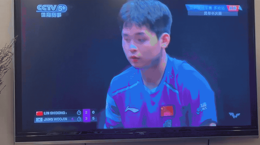 随着林诗栋2:4不敌张禹珍，多哈冠军赛男线全线失守！
林诗栋第六局直接被干到0: