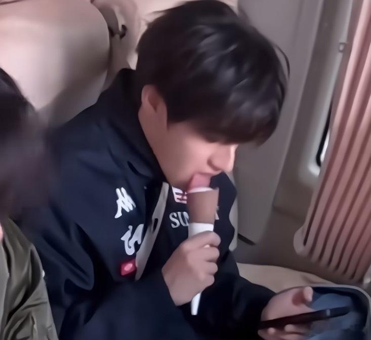 志鑫的儿童联想力 略是伸舌头👅 吃冰棍也是伸舌头👅 所以吃冰棍多是因为略的多