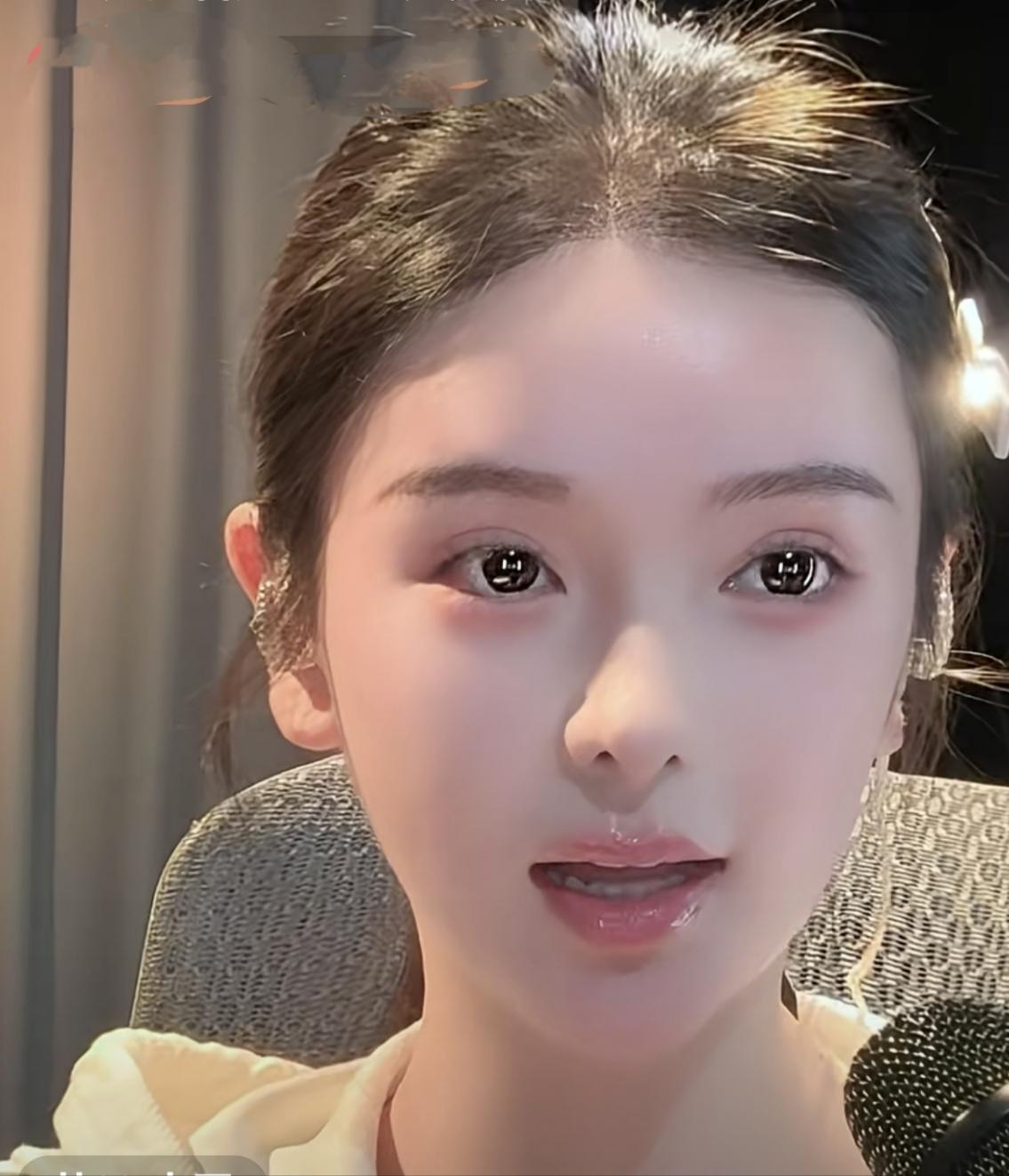 直播间里有位小姐姐，长着一张晶莹剔透的脸，很多网友留言喊初恋，你仔细看看是不是也