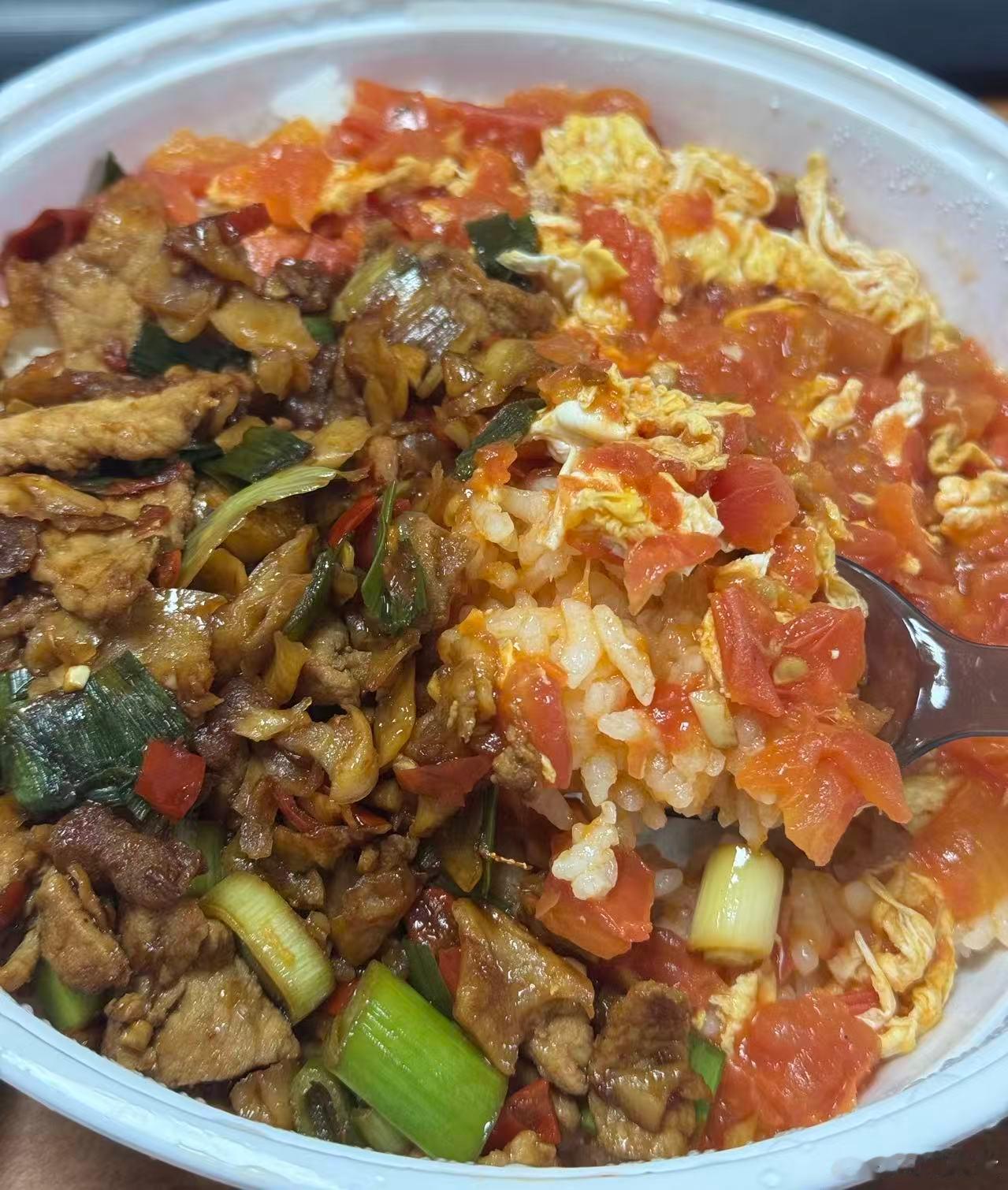 最近几天爱上了吃霸碗盖饭，真挺好吃，有堂食还是现炒，虽然比不上自己做的，但是相比