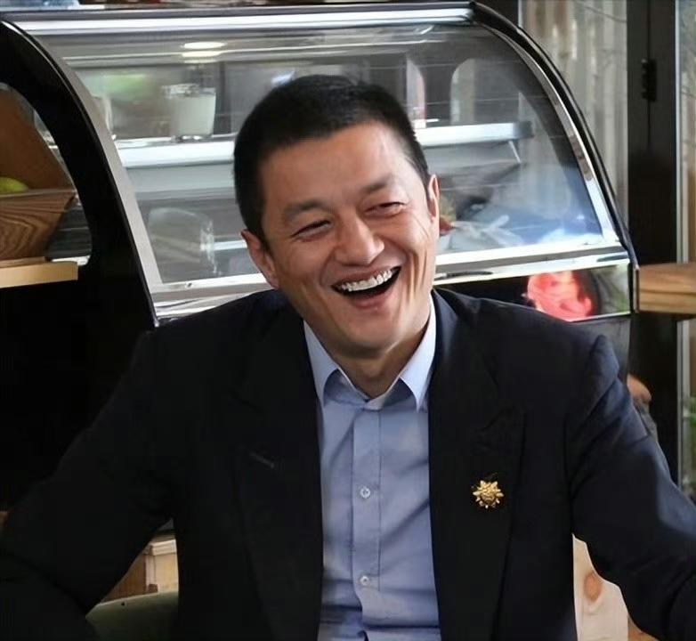 李亚鹏又搬家了，越搬家越小。这可真是让人忍不住感慨啊，生活就像一场奇妙的冒险，有