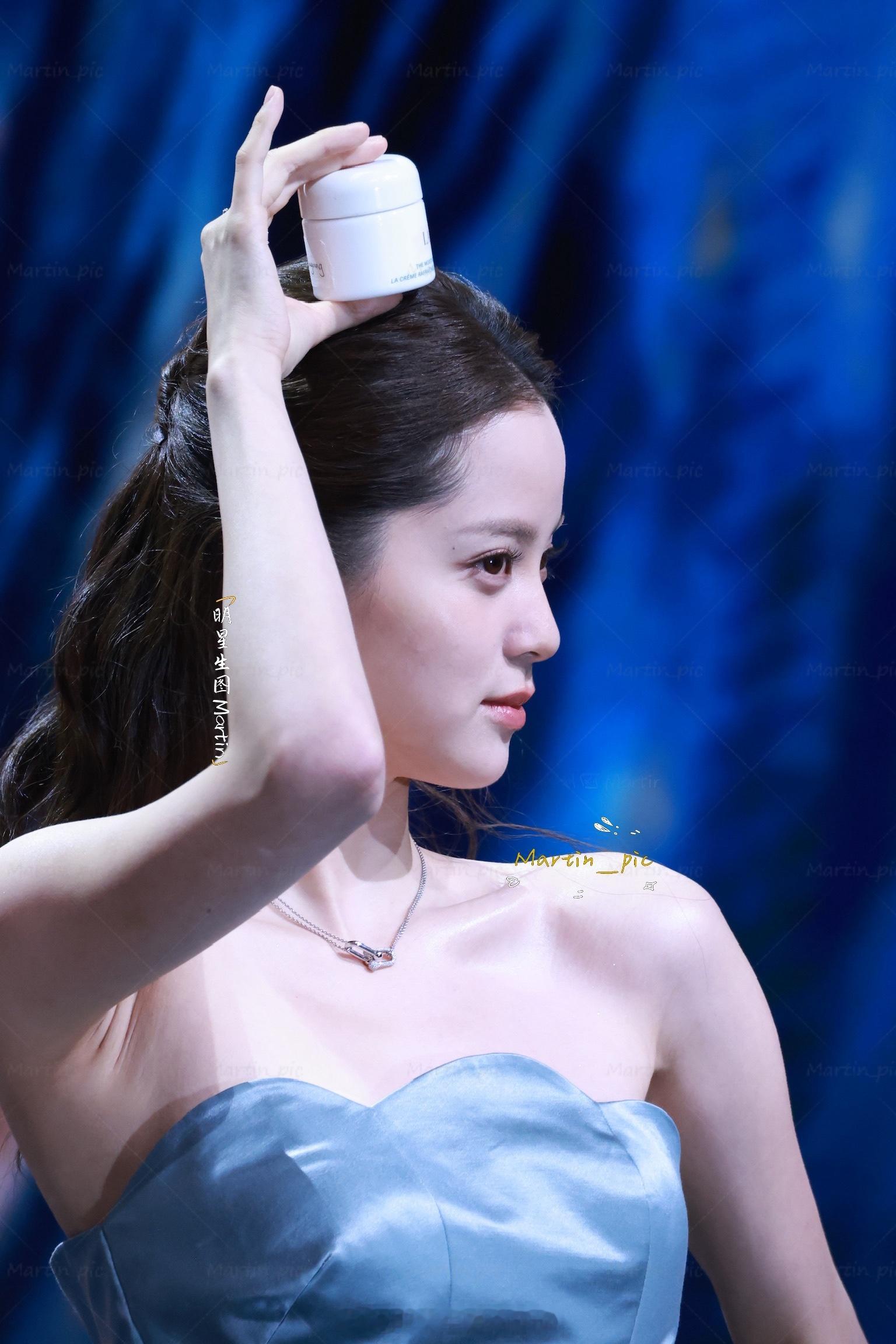 欧阳娜娜[超话] 海蓝之谜活动欧阳娜娜生图真的有被蓝色娜娜公主美到[羞嗒嗒][羞