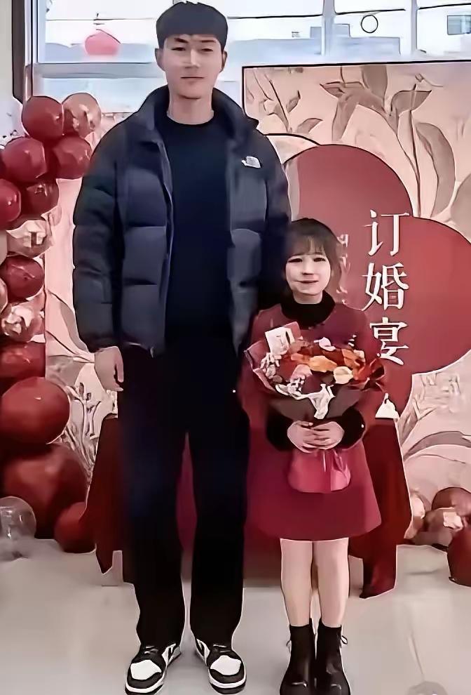 一见钟情定了婚，
身材虽矮值千金。
缘嫁帅哥莫论钱，
同舟共济度光阴。