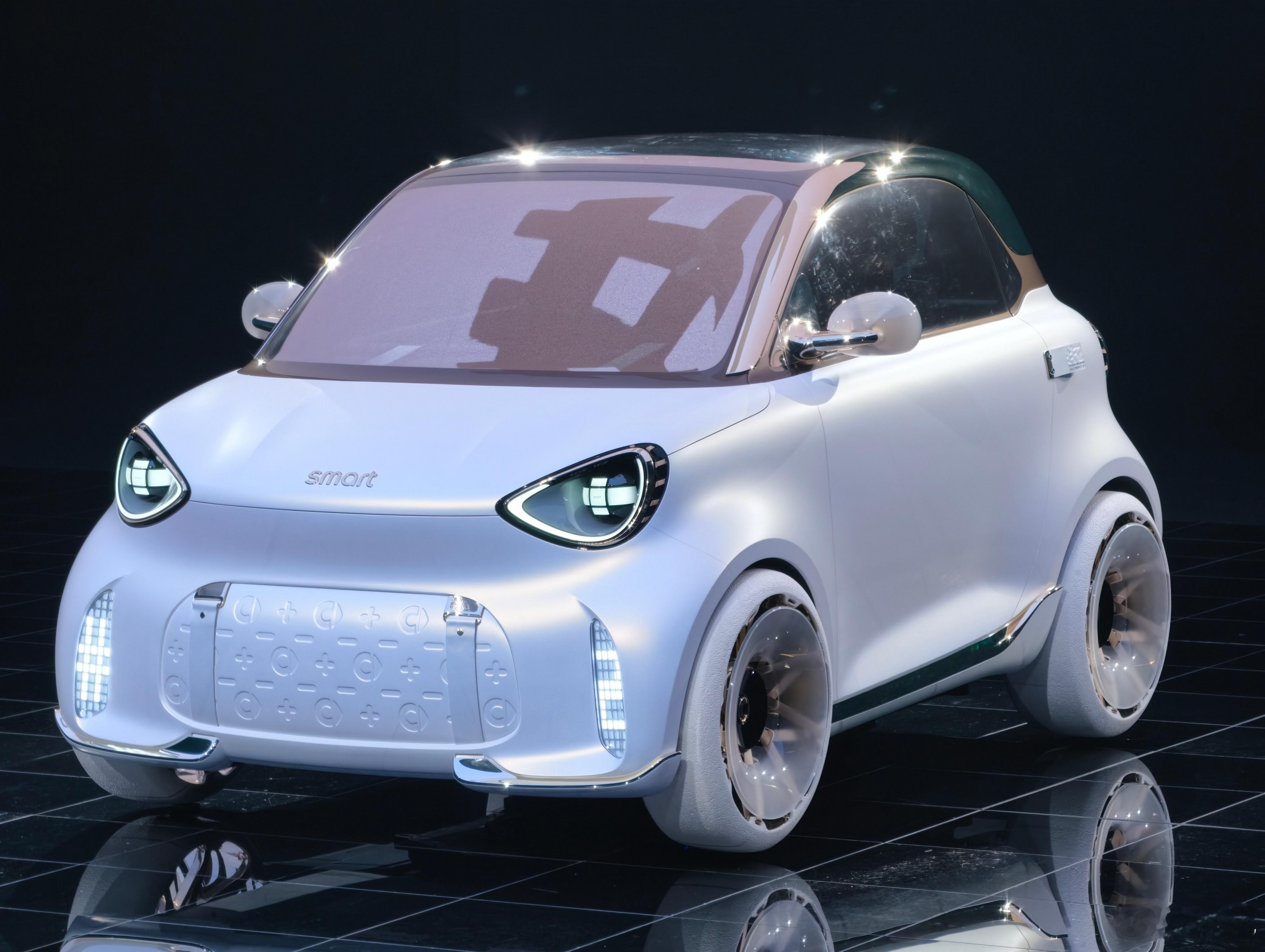 以前路边侧方停车，唯独Smart Fortwo敢垂直扎进去，一把入库，旁边的SU