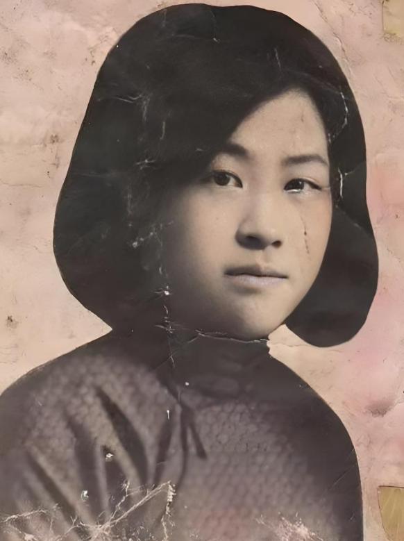 1938年，20岁的地下党员张宗兰刚走下火车，便震惊地察觉到身后正有黑影鬼祟尾随