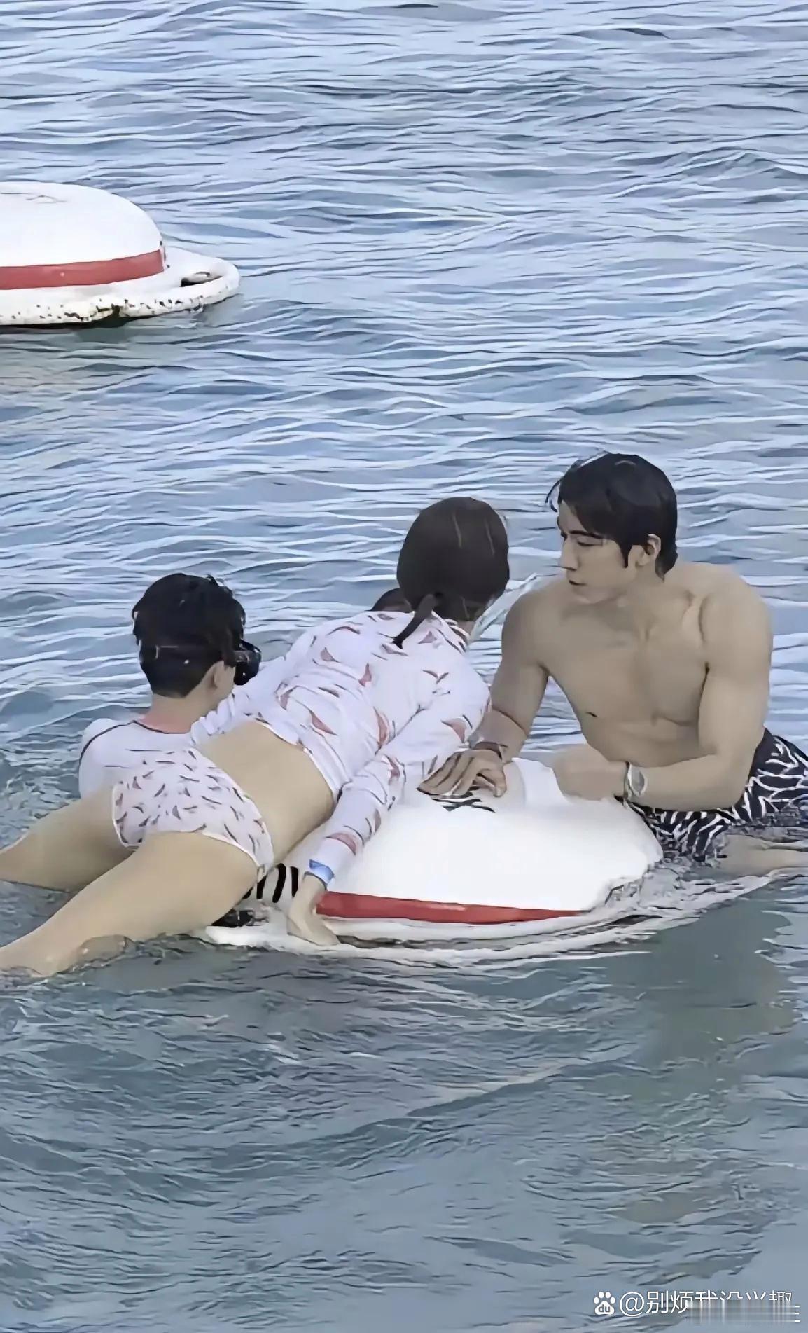 金晨玩水，可开心了 