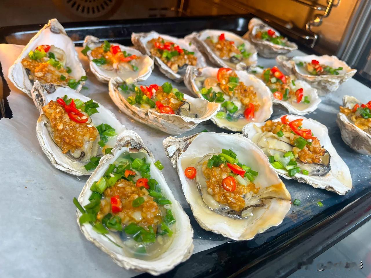 #生蚝怎样做超美味#生蚝有多种做法：炭烤、水蒸、煮粥、煮汤、煎蛋、刺身、火锅、凉