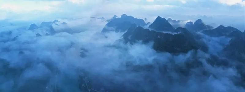 上联：云卷千峰色；下联风扫万壑生。