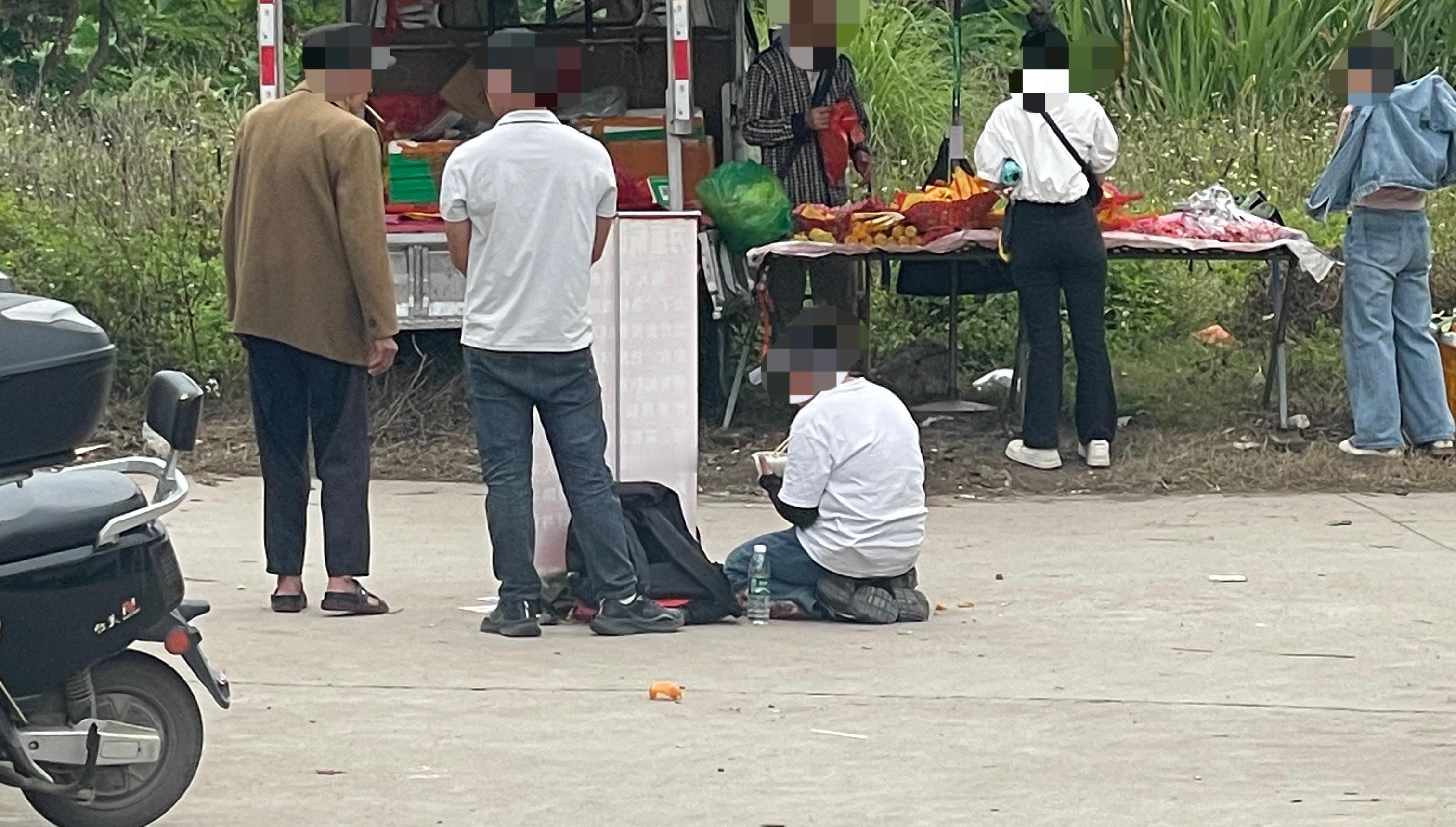 【女子在玉林乞讨一阿姨拿米粉给她吃】近日，玉林某乡镇一庙会有两名外地的男女在路口