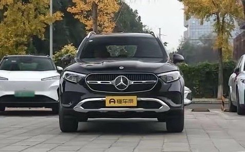 2026款奔驰GLC正式亮相✨燃油版造型动感干练，双大屏搭配8295芯片，辅以L
