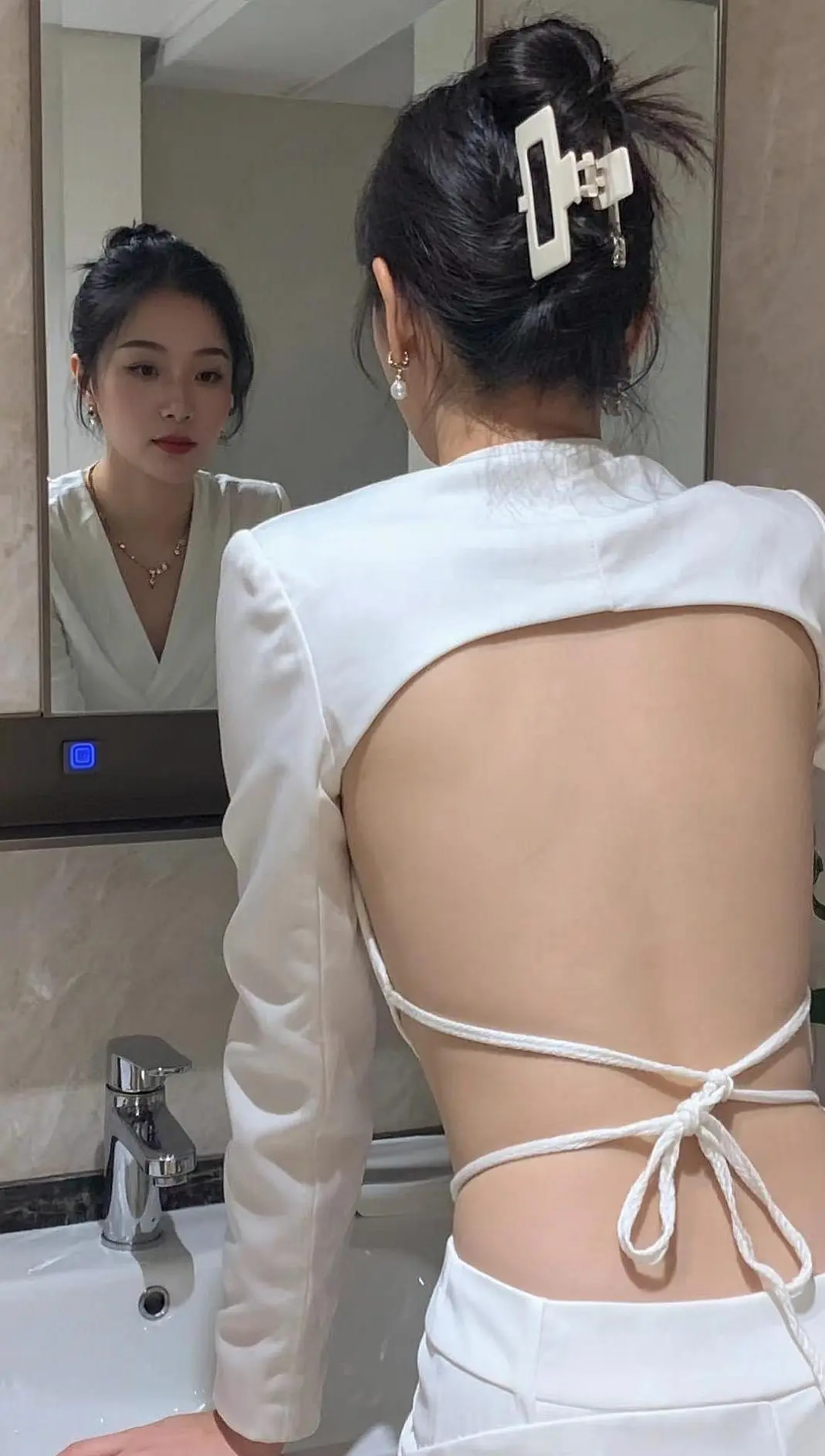 终于还是 还是压力太重 选择的浓妆艳抹