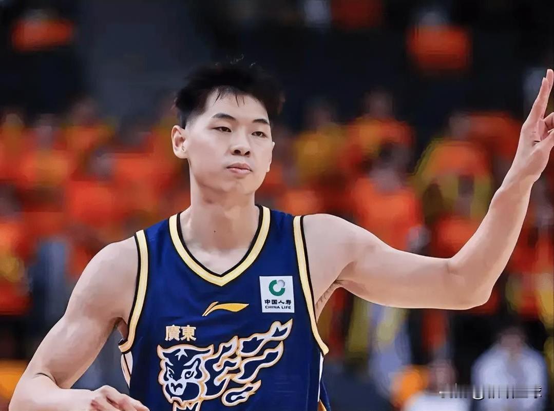 前NBA球员崔永熙终于找回状态了！在今晚广东对阵新疆的第一节比赛中，崔永熙出战4