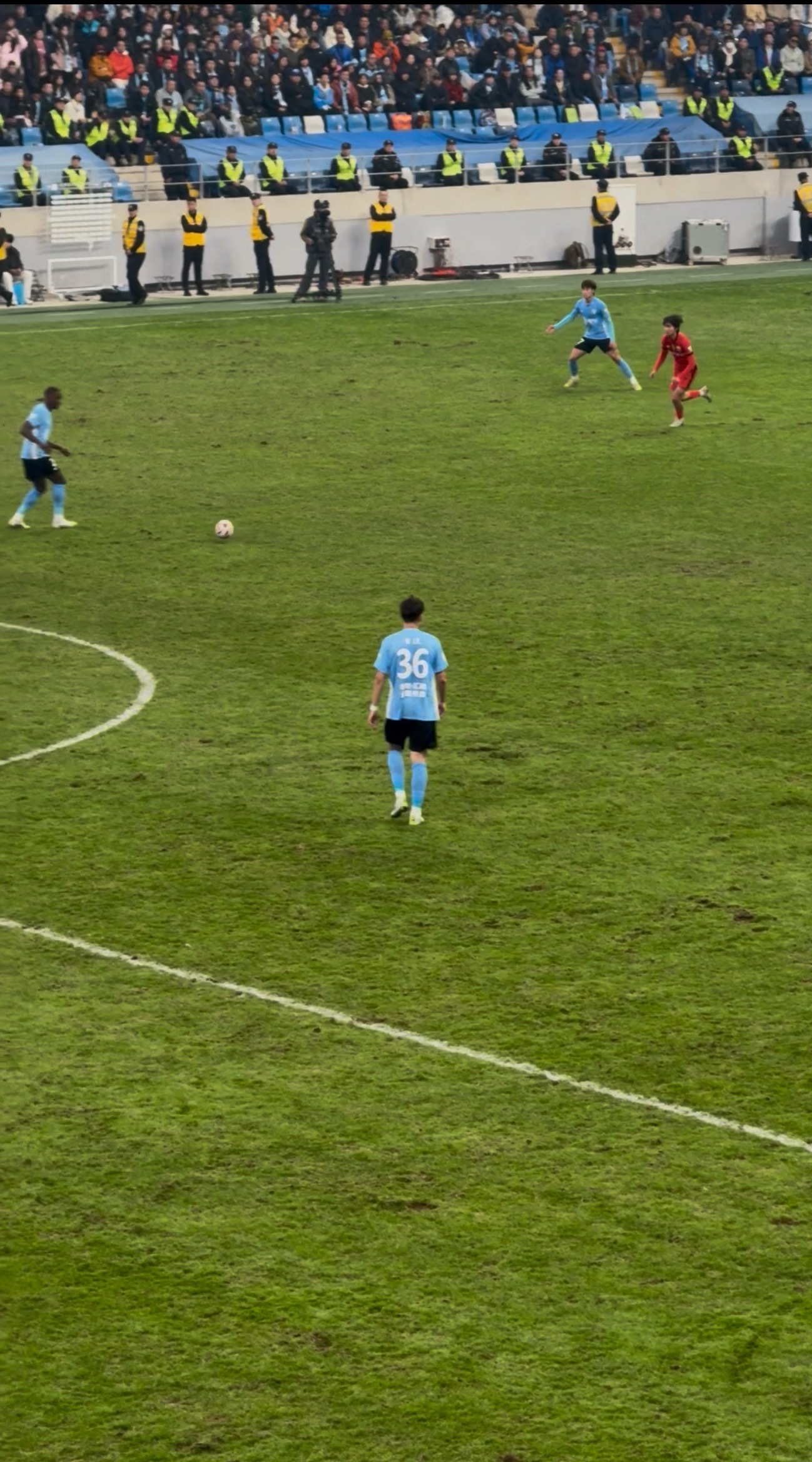 中超联赛大连英博1比0上海海港 在主场战胜上海海港后，大连英博的主场梭鱼湾足球场