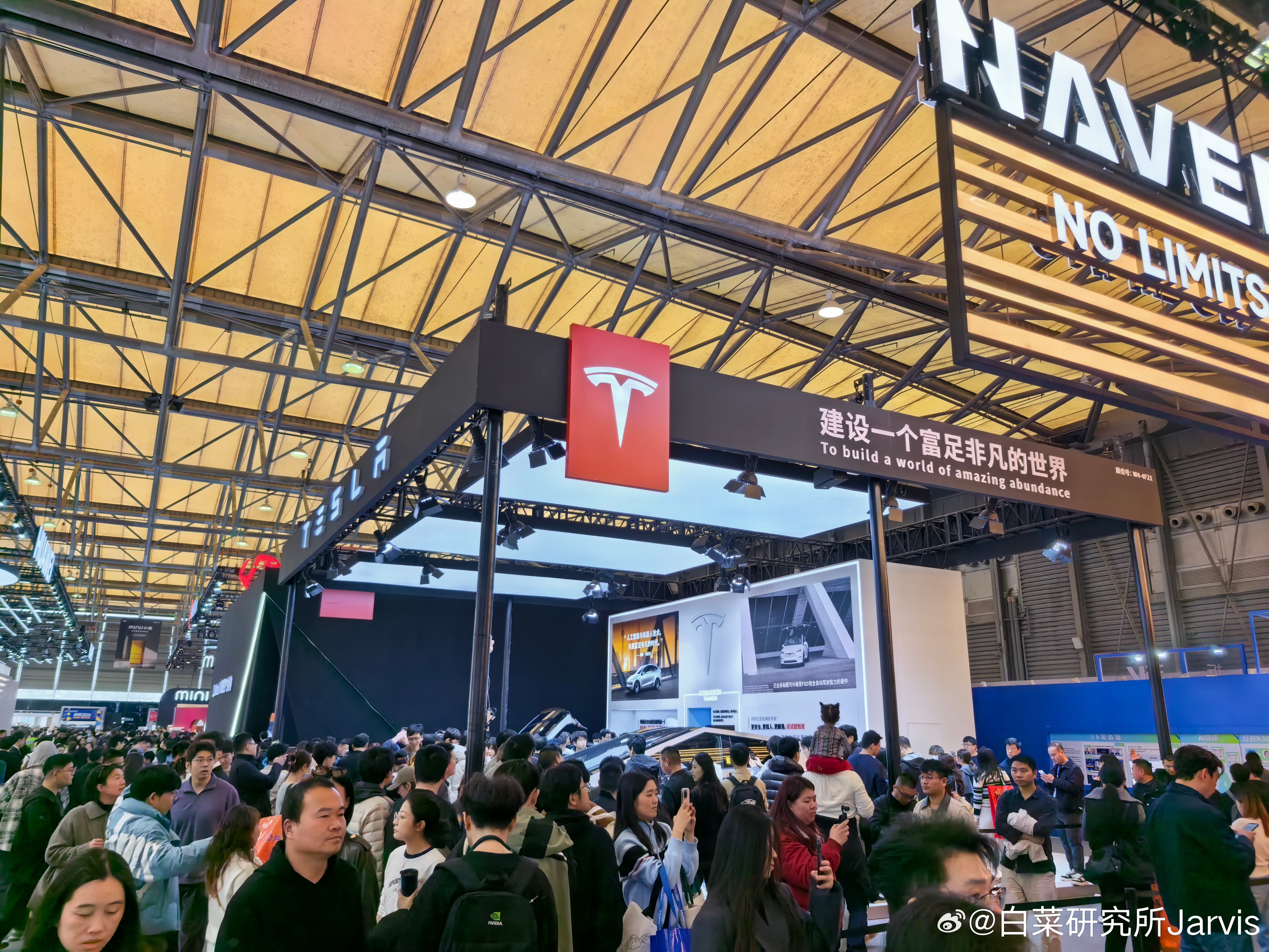 特斯拉不参加车展，跑来参加电子展了？弄一个动不了的机器人，围的人比国内任何一个能