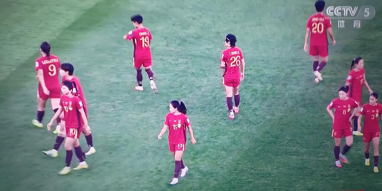 女足亚洲杯中国队对澳大利亚队，开球后双方便展开进攻，澳大利亚有一次射门，打高。中