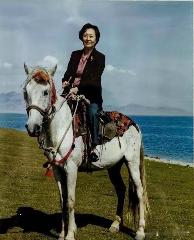 这张照片摄于纳木错湖畔，彼时已是古稀之年的唐贤美端坐白马之上，神情从容温婉，尽显