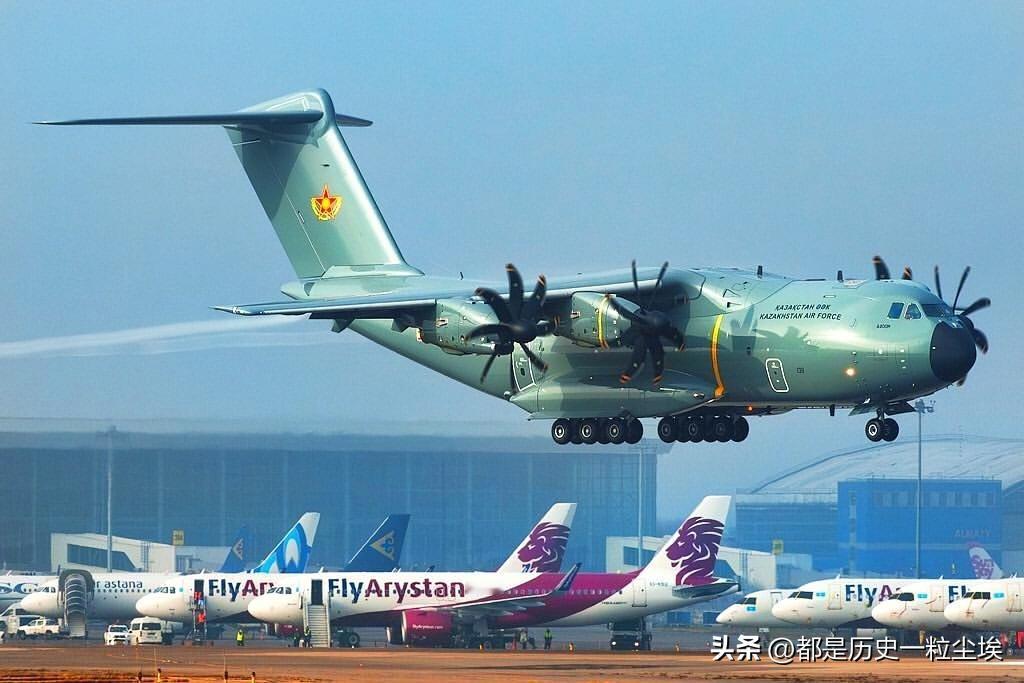 哈萨克斯坦的第一架空客A400M运输机。

空客 A400M 型军用运输机最多可