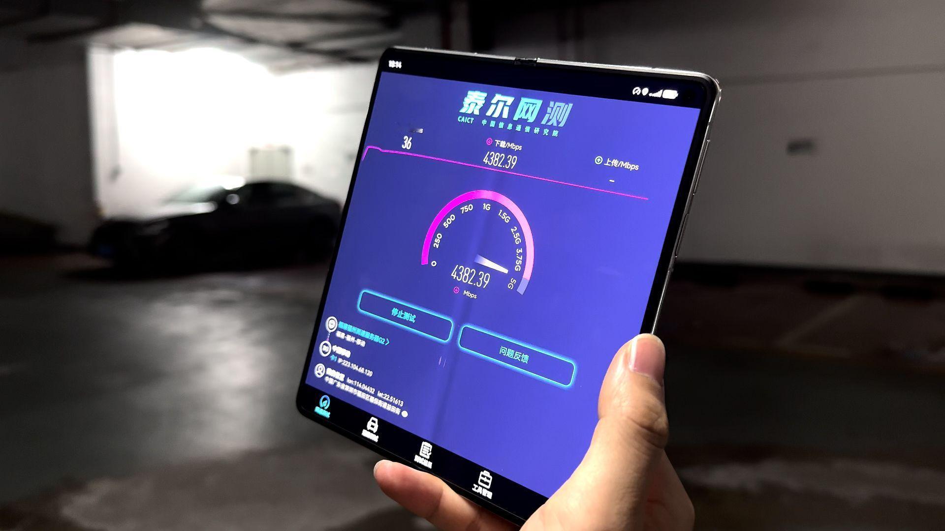 华为Mate X6上采用了华为全新第二代灵犀通信技术，现场有媒体朋友被邀请测速，