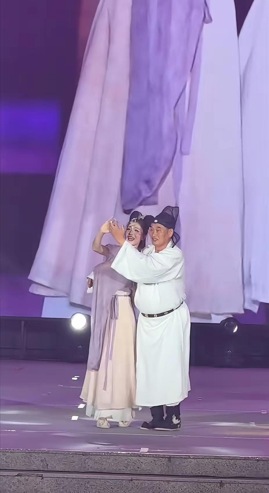 大衣哥朱之文，10万块钱又到手了，实在是太轻松啦！
只是陪美女跳了一支舞，山东淄