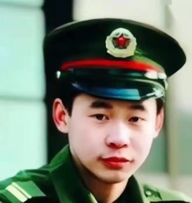 1995年，一名解放军战士在乘车回部队的途中，劝司机不要停下加油，但司机执意停下