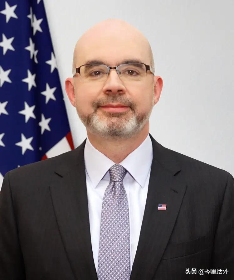 这个美国人做过了
估计要被特朗普换掉了
他就是谷立言
美国在台协会台北办事处处长