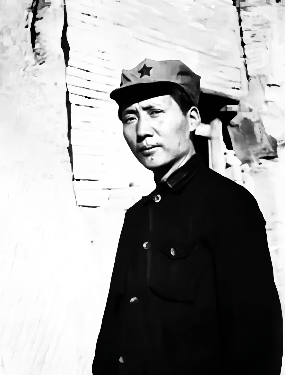 偶然翻到这张1936年在延安拍摄的老照片，心头不禁为之一震。照片中，毛主席头戴红