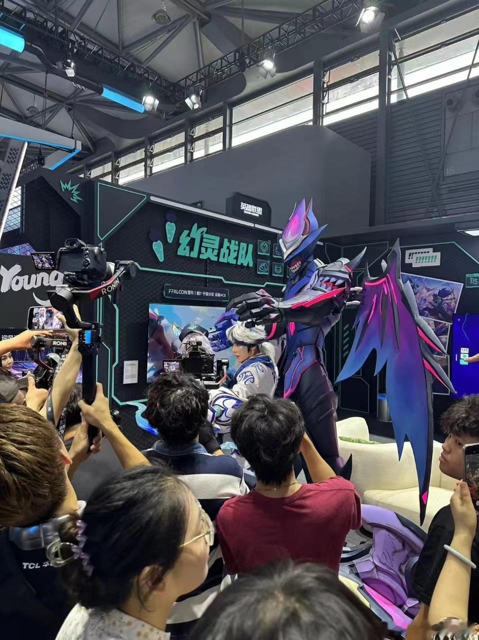 偶遇汪东城，我只想说：TCL展区人声沸，汪东城COS帅无敌，伊泽瑞尔青花瓷，粉丝