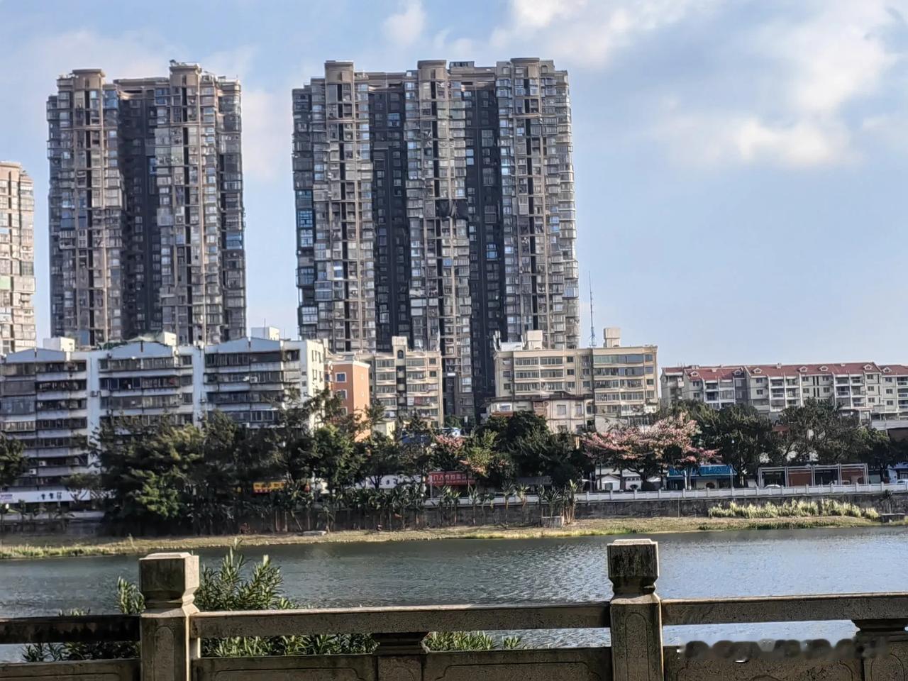 花开彼岸有景
人在此地无银三百两

请友友们帮我把上联补充完整。谢谢！[作揖][