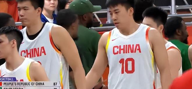 领先 12 分被追到反超！中国男篮险胜沙特，这问题不解决半决赛悬

小组赛三场净