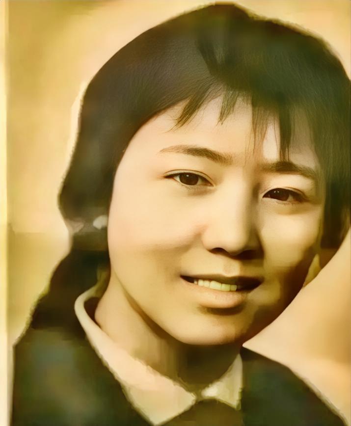 1972年，泥瓦匠张复生迎娶了女知青乔献华。新婚夜，他发现妻子的腰很粗，面对他的