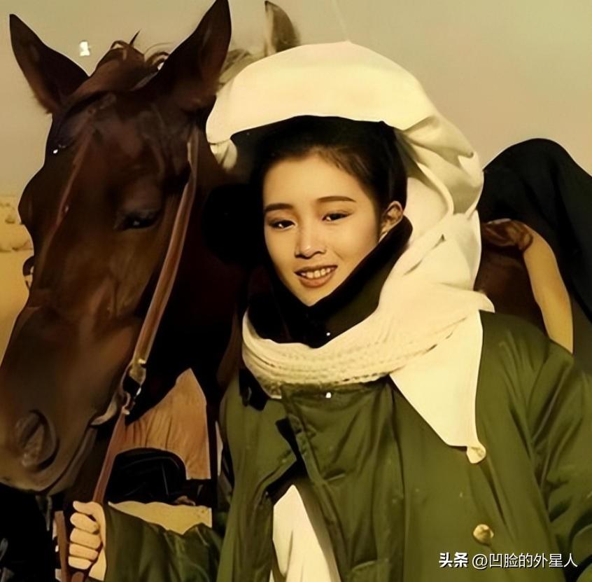 1987年，张艺谋筹拍《红高粱》，女主选了“丰乳肥臀”的史可。可巩俐也想出演，于