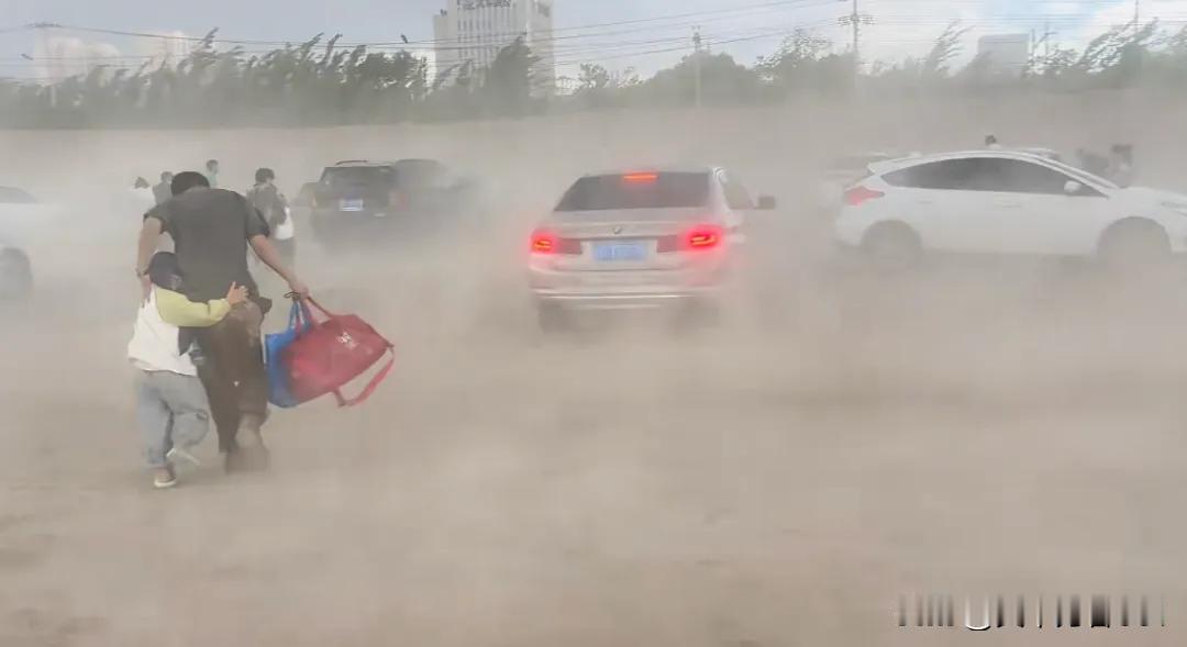 高速路上全是车流长龙，堵成别样风景线。小渔村地铁商场冷清不挤，咖啡馆也少了年轻人