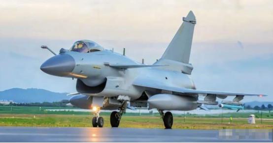 3月25日，中部战区飞行员史录权开着歼-10C巡逻时。竟然在自家大门口，被外机火