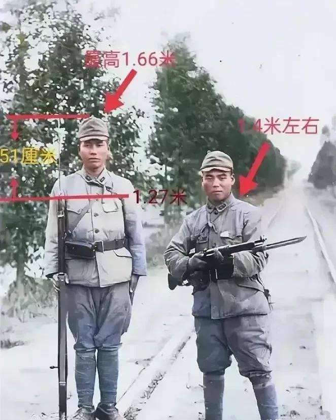 看到这两个日军后，终于知道为什么日本人会被叫小日本了！

这张照片是抗日战争时候