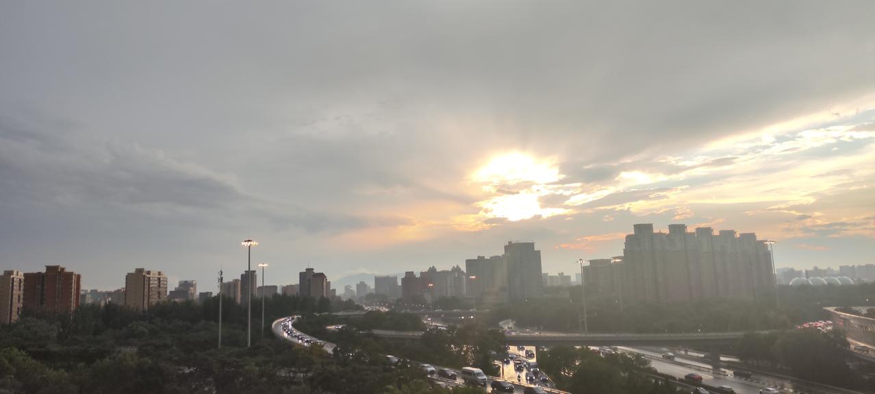 8月7日，北京迎来一场突如其来的雷阵雨，雨稍歇时，天空呈现出美轮美奂的晚霞