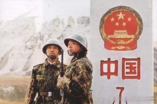 雪域之巅，战士持枪守护界碑"中国"，五星闪耀，山河巍峨。致敬边防英雄！