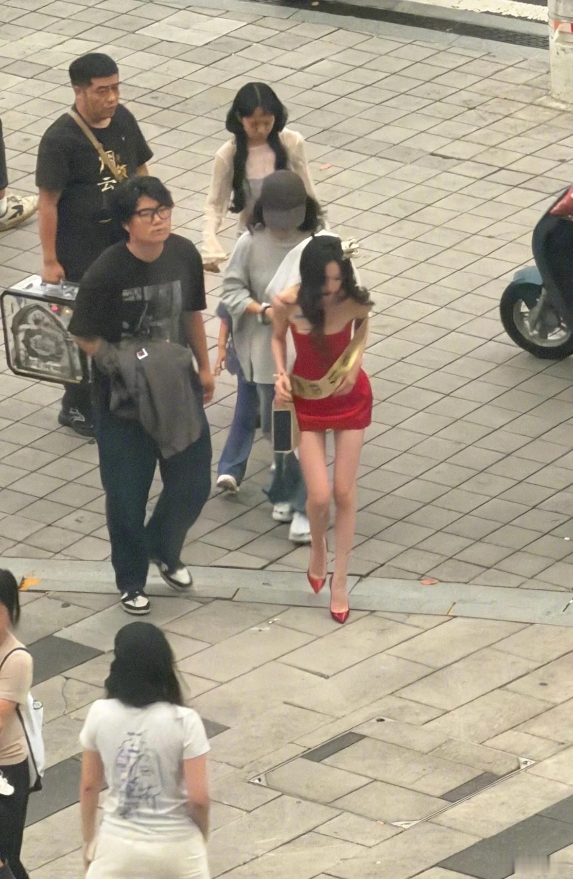 易梦玲现在这么瘦了，果然大美人要上镜必须瘦到极致 