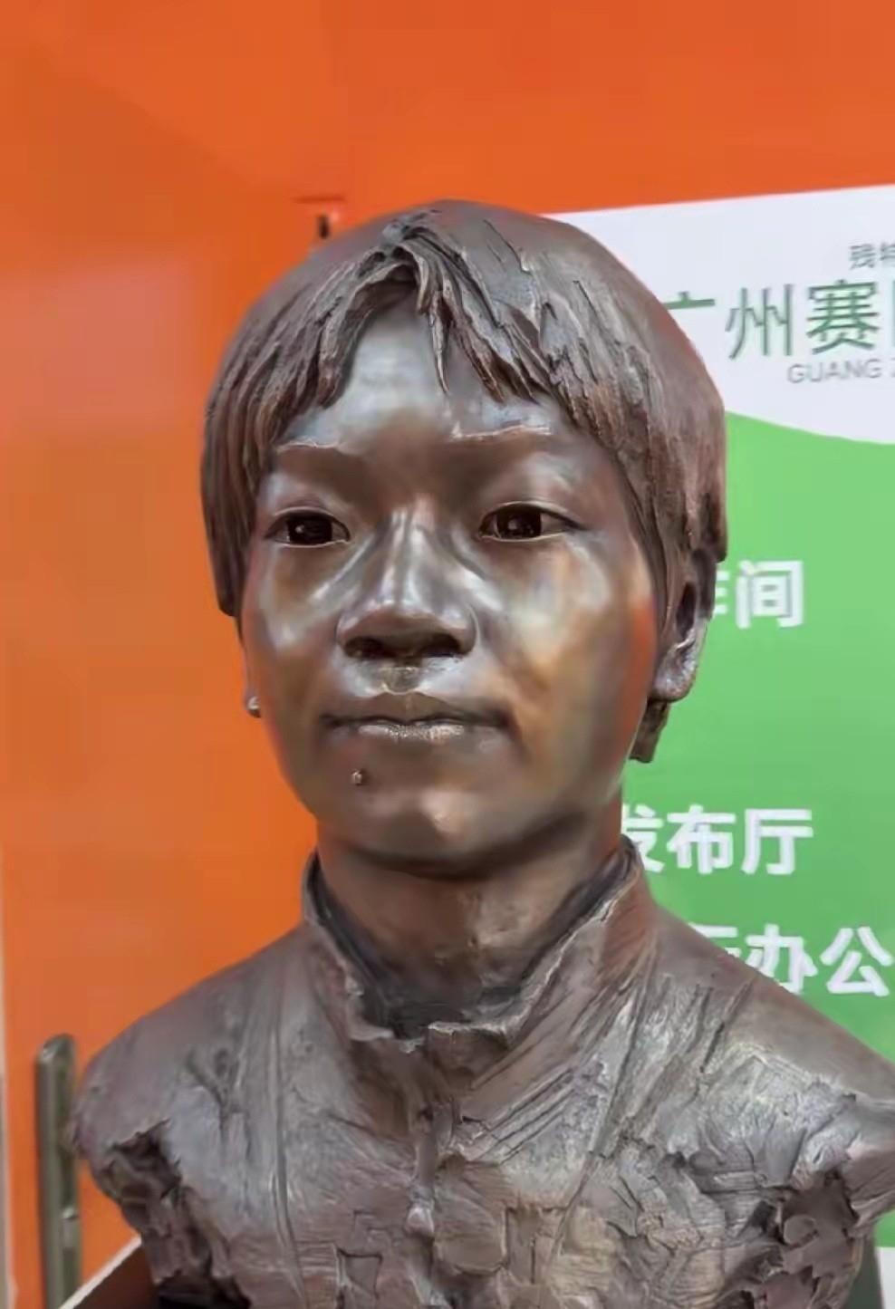 18岁全红婵被立雕像，是荣耀还是太早了？

广州某高校最近整了个大动作，一座全红