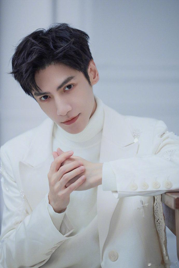 黑衣白衣都是罗云熙的战衣罗云熙《剥茧》高领造型直接封神，黑衣白衣都是罗云熙的战衣