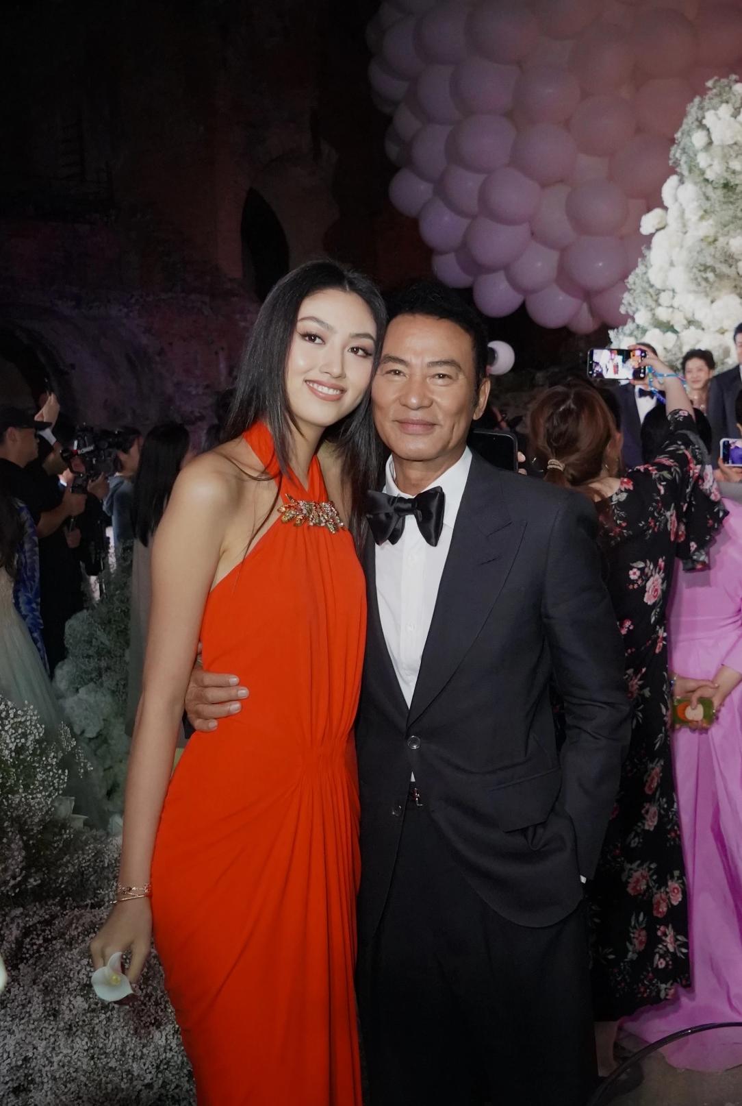 左边是任晴佳，2004年出生，身高180cm。
右边是任达华，1955年出生，身