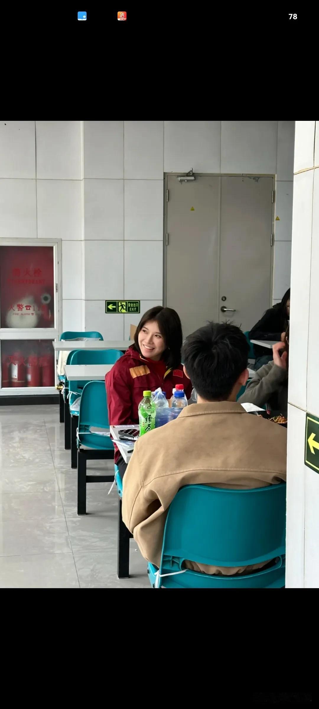 北体，吃饭时偶遇个妮妮看看实力🤩
本人真的好美好有活力…现在好像在吃饭，有个女