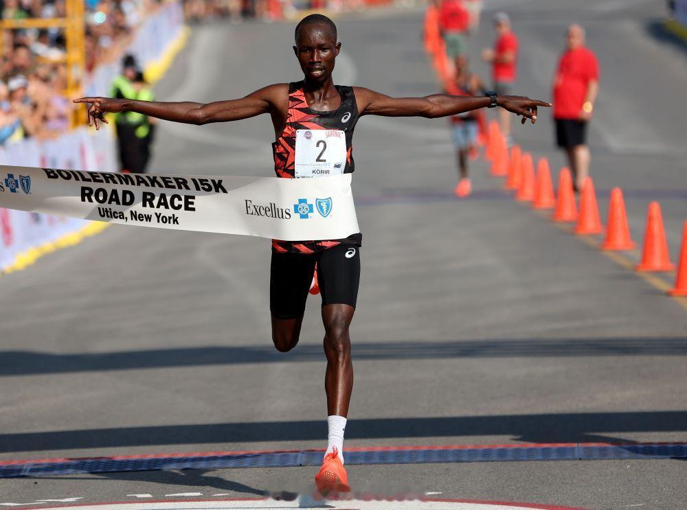 🇰🇪约翰·科里尔，在#芝加哥马拉松# 跑出2:02:43，历史第六人！#田径