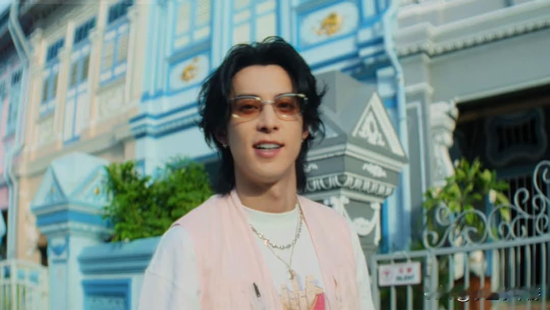 中国人气男星王鹤棣与新加坡旅游局合作的系列宣传短片“王鹤棣狮城好玩日志” ，29