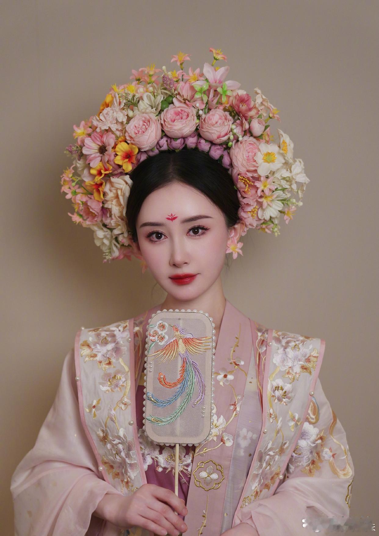 舒畅的簪花妆确实很美，她在不同角色中的表现都很出色。尤其是她演的那些傻妞角色，总