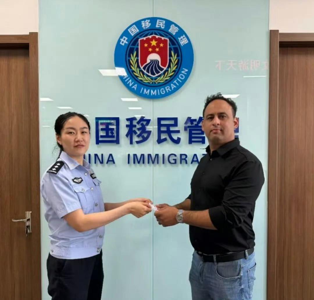 扬中市发放首张外国人永久居留身份证。看了下，其他地方已经有不少，甚至有给一家子都
