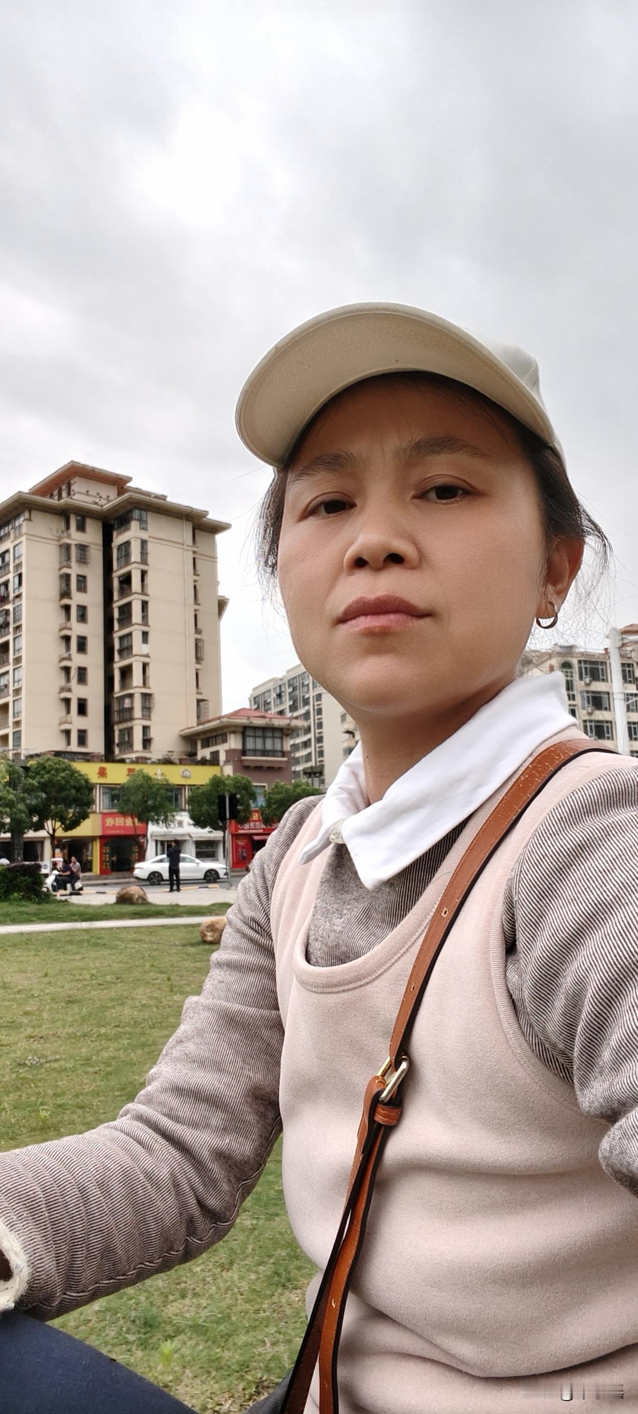 今年40岁，85年属牛，两段婚姻，4个孩子，婚姻关系里我是一个感性的女人，栽了无