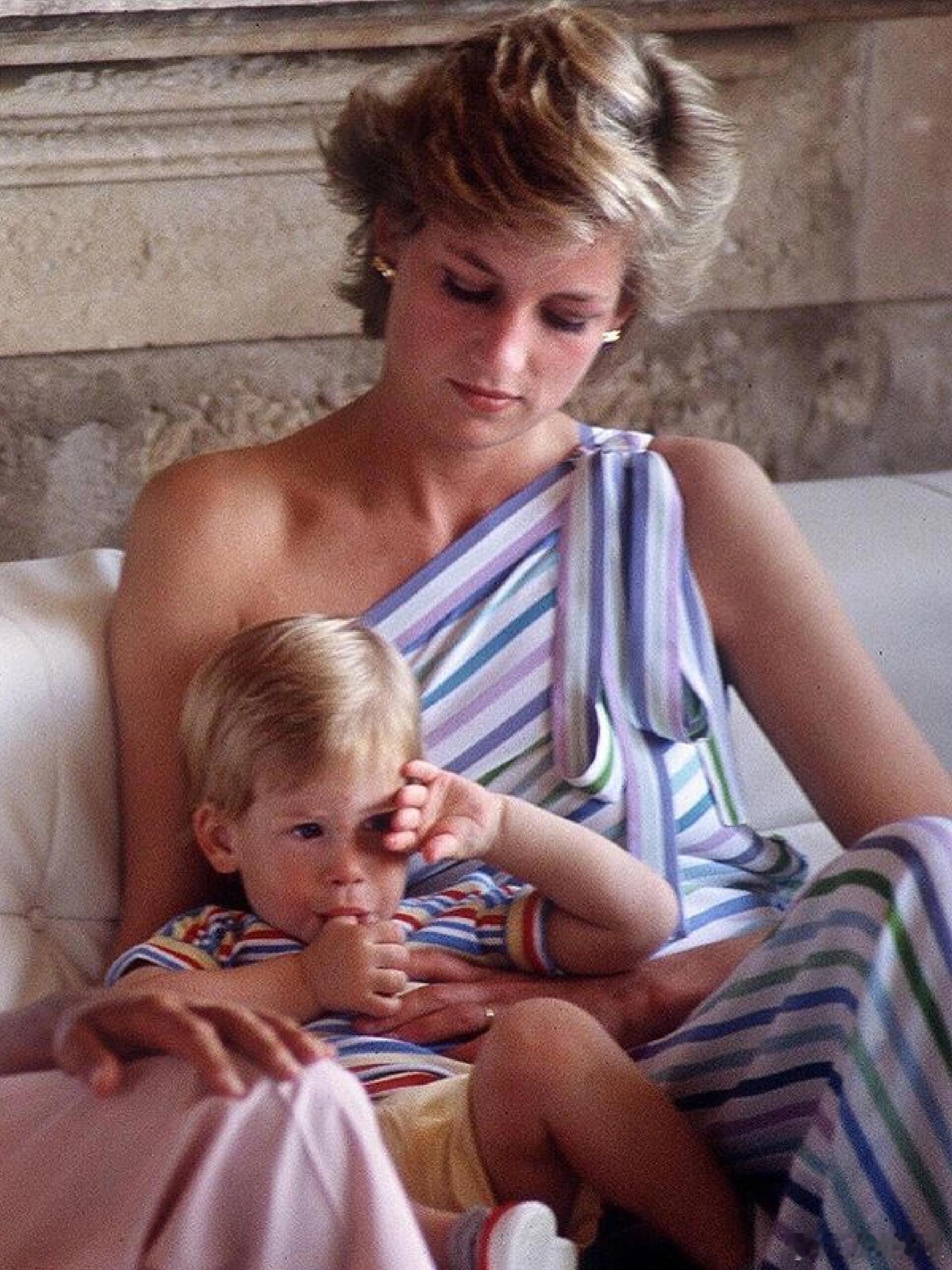 戴妃穿搭史是一部女性自我意识觉醒录戴妃通过衣物完成了一次从“被选择的客体”到“掌